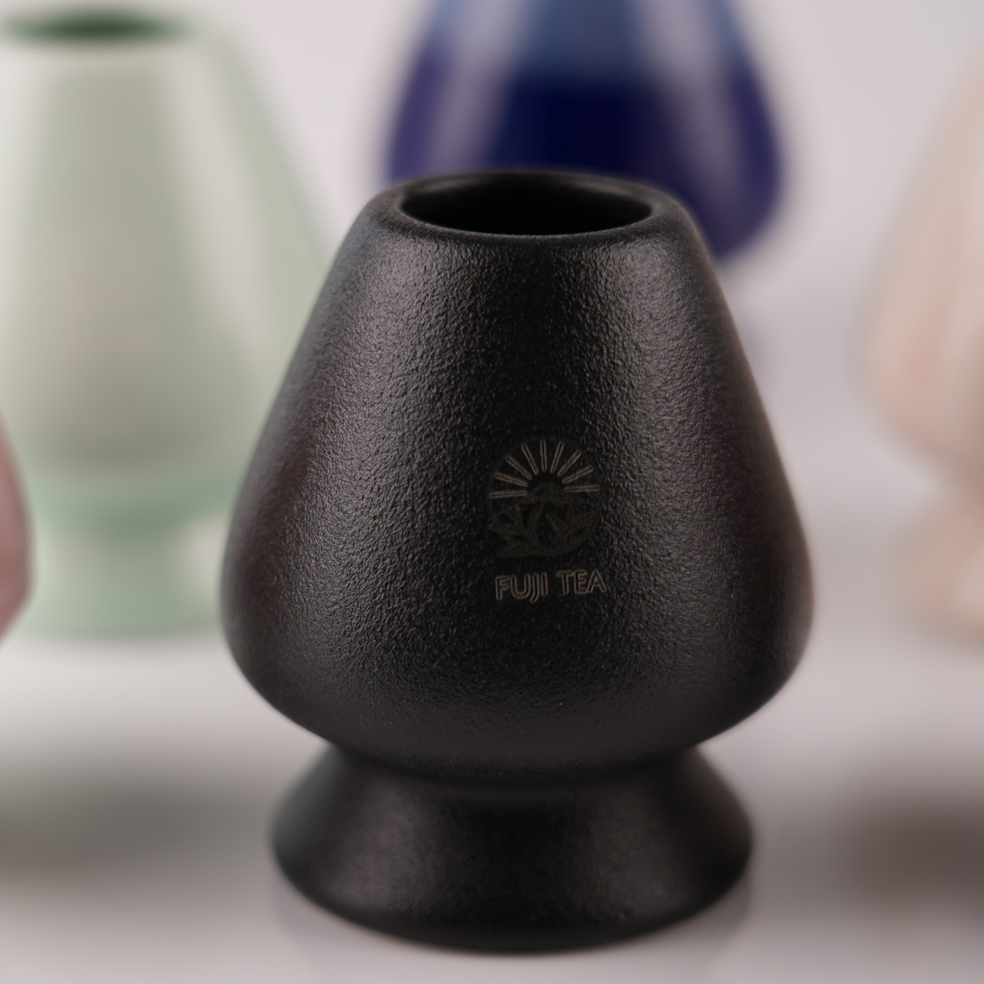 茶筅直し Fuji Tea – 伝統的な黒いスタンド