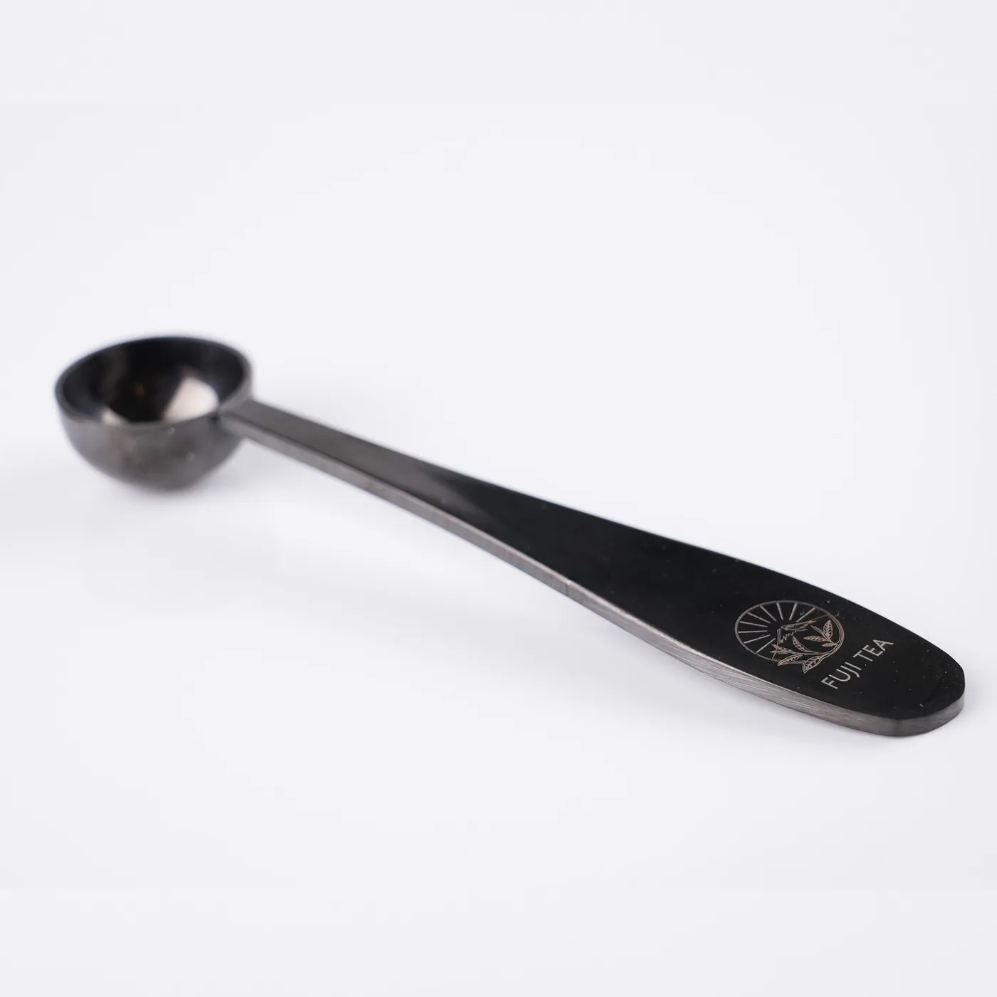 Szczegóły wykończenia Onyx Steel – grawerowane logo Fuji Tea