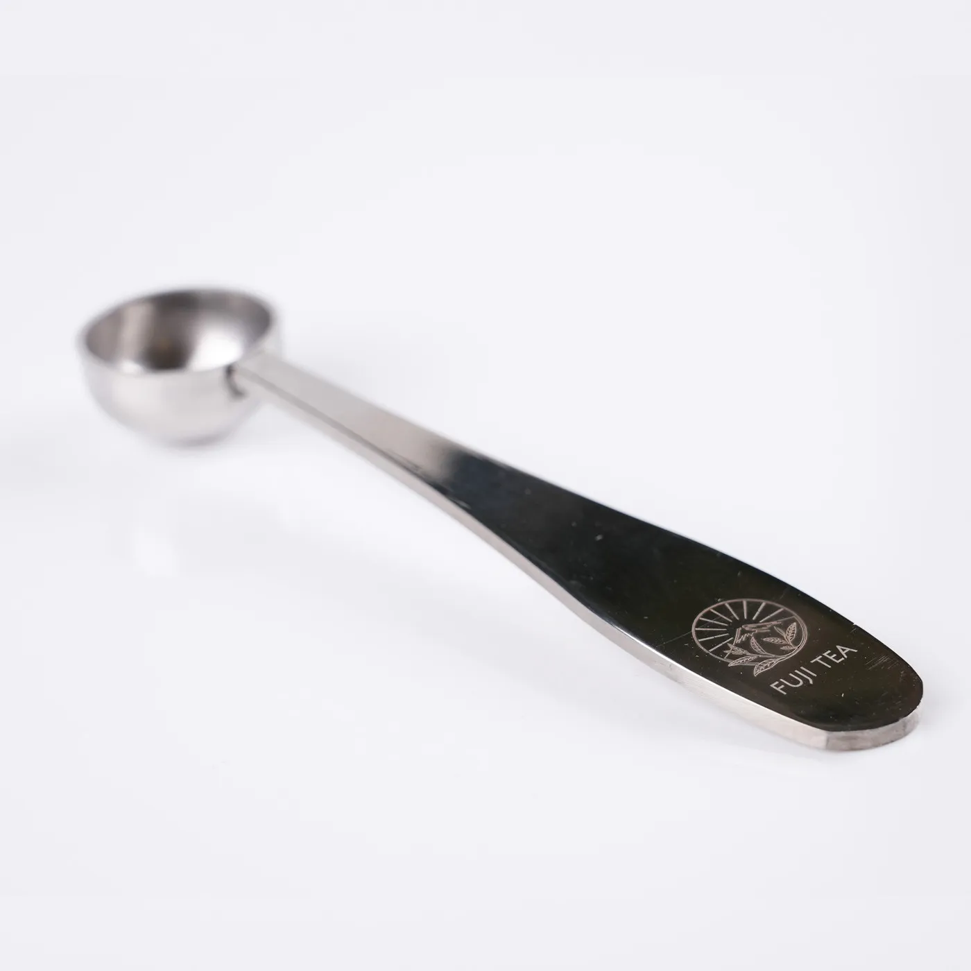 Szczegóły wykończenia Srebrna Silver Steel – grawerowane logo Fuji Tea