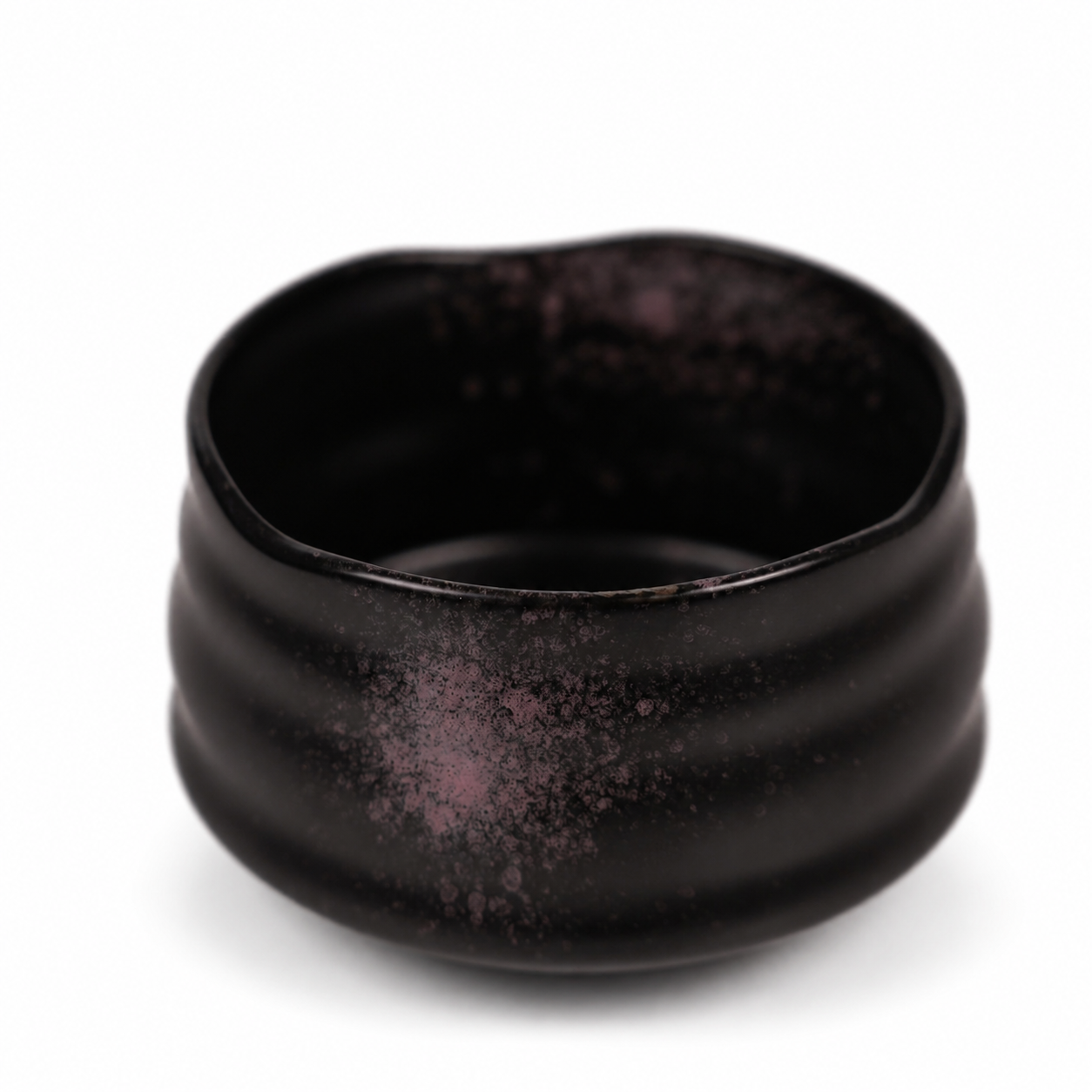 Chawan Hiro – czarna czarka do matchy z purpurowym szkliwem