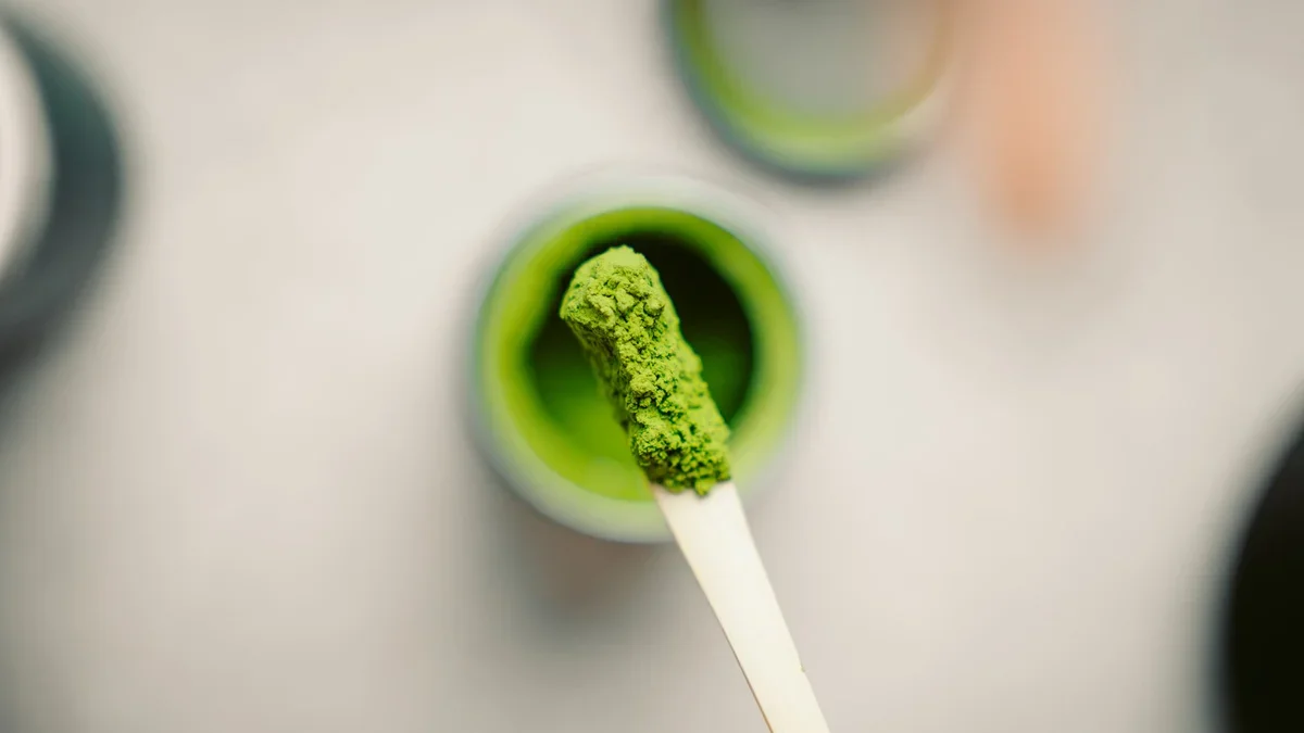 Czy matcha zawiera witaminę C? Przegląd witamin i minerałów w zielonym proszku