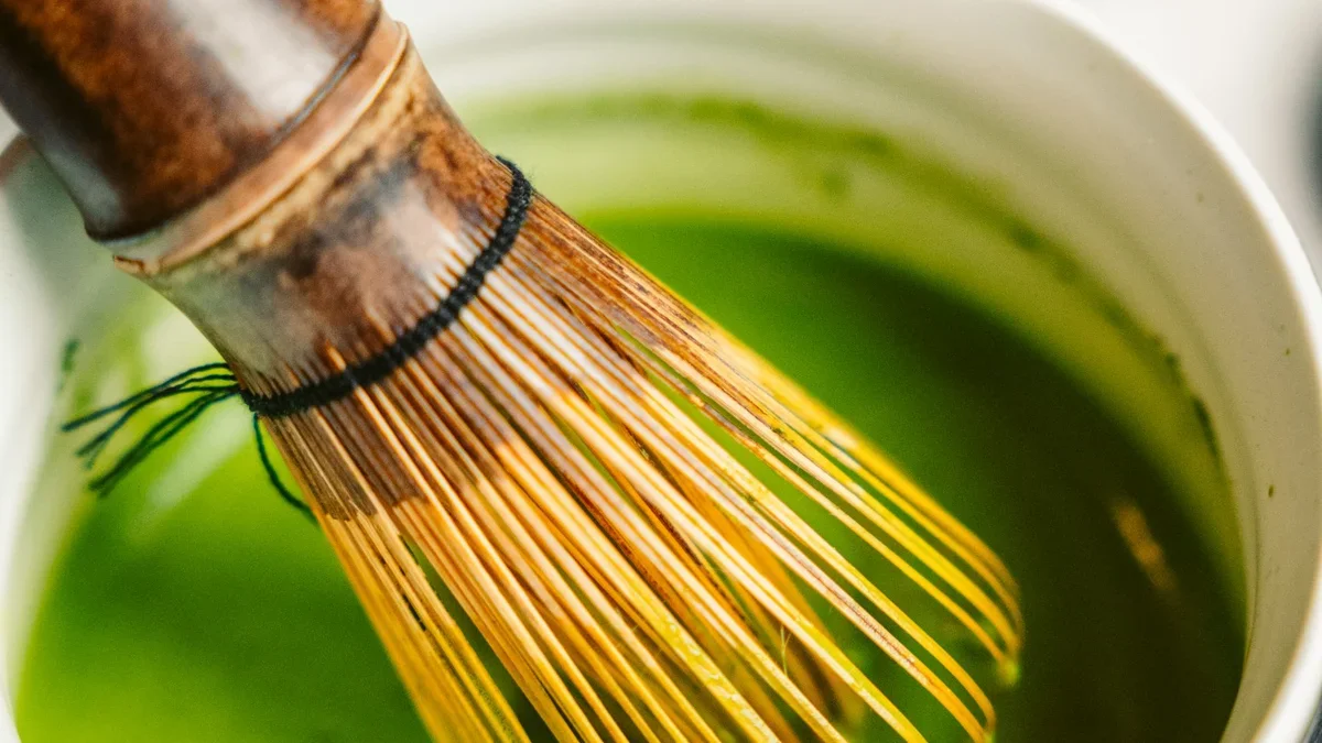 Matcha a poziom energii – dlaczego daje „spokojne pobudzenie”?